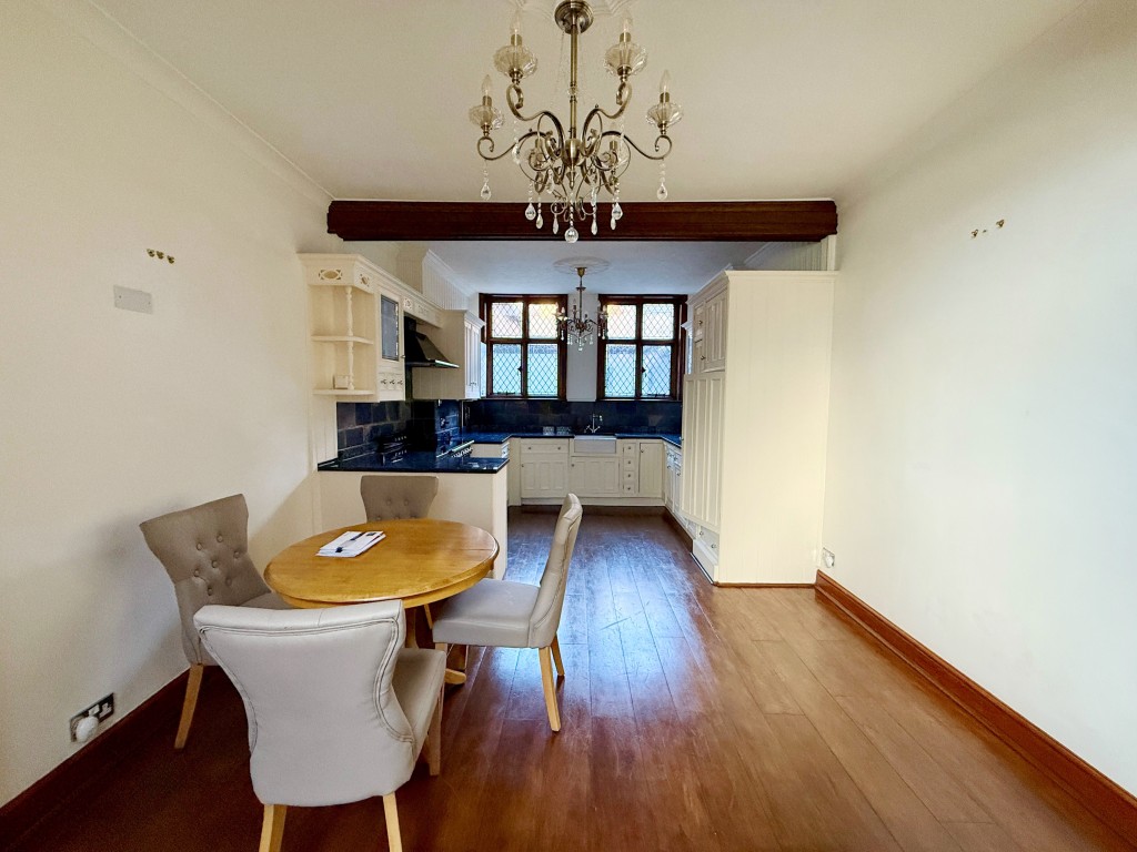 Lot: 149 - GROUND FLOOR APARTMENT - Kitchen